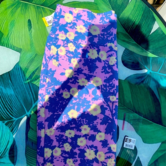 Lulroe stretchable skirt. Size M but can fit a large. - Picture 3 of 4